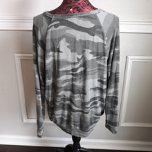 Load image into Gallery viewer, Buffalo Ladies’ Printed Cozy Top Used
