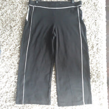 Load image into Gallery viewer, No Tags Danskin capri yoga pants black and white M
