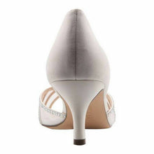 Load image into Gallery viewer, Nina Corita Pumps Ivory 6.5M

