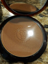 Load image into Gallery viewer, Guerlain Paris Terracotta Bronzing Powder 03 Naturel Brunettes. New In Box
