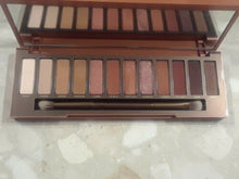 Load image into Gallery viewer, Urban Decay Naked Heat eye shadow palette
